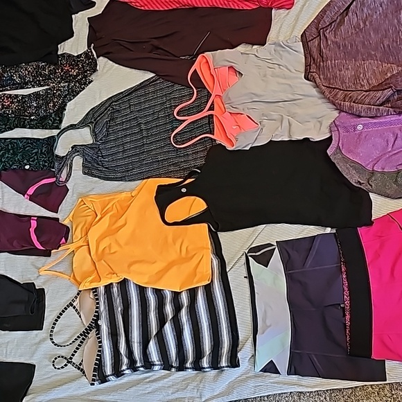 BULK LULULEMON CLOTHING SALE - Picture 4 of 8